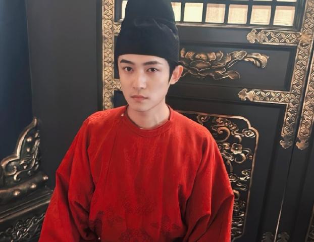 帅气摘掉后险些没认出来他反差感也太强了long8国际龙8国色芳华：戴上眼罩(图6)
